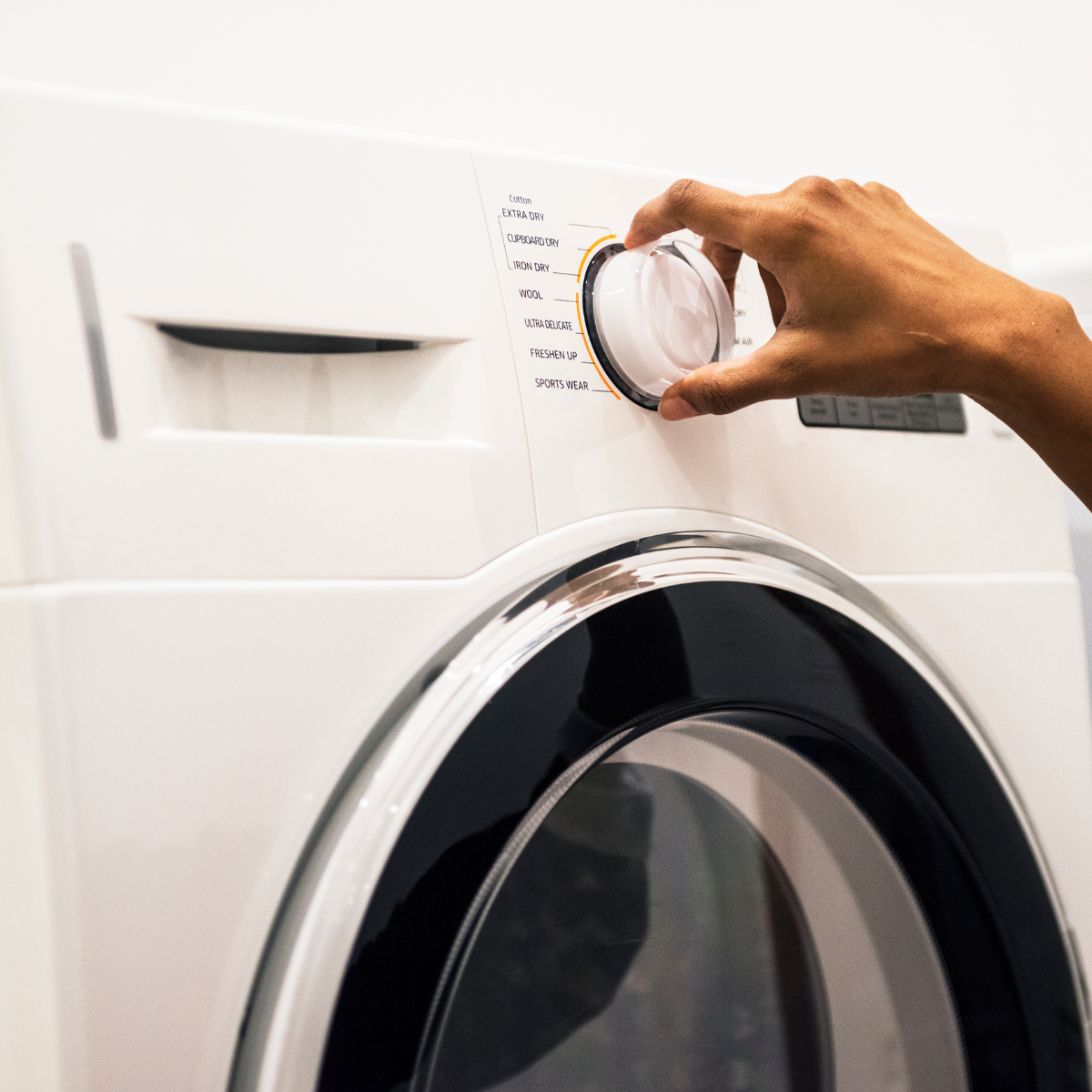 ¿Por qué se me pega la ropa al cuerpo? Cómo evitar la electricidad estática en vestidos, faldas y jerséis