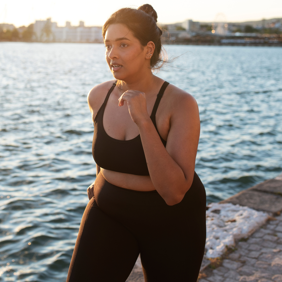 ¿Por qué se me bajan los leggings al caminar o entrenar? Causas y cómo elegir unos que se mantengan en su sitio