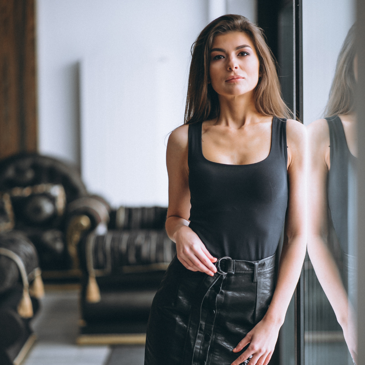 Cómo vestir por capas en otoño sin añadir volumen: la guía para combinar body, blazer, camisa y chaqueta