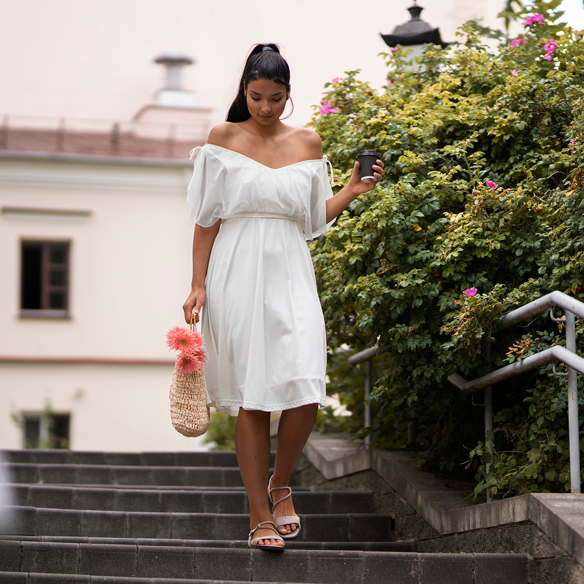 Qué llevar debajo de un vestido blanco para evitar transparencias