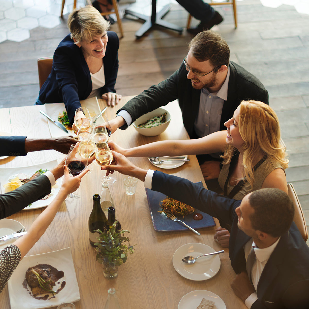 Look para cena de empresa: ideas que estilizan, sin renunciar a la comodidad