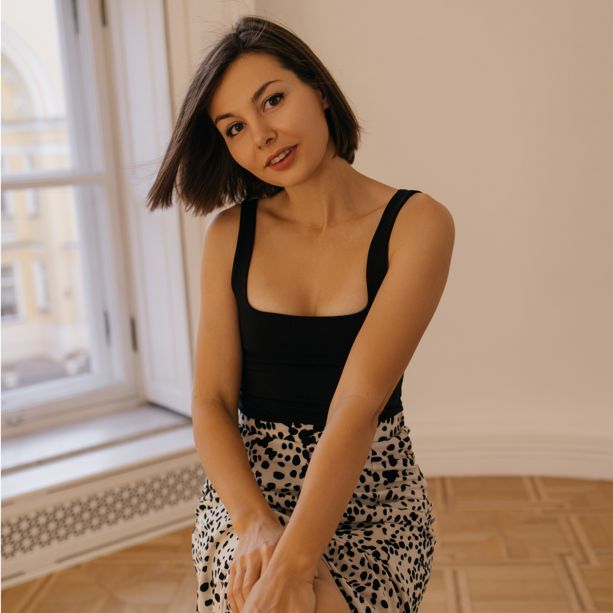 Body con escote cuadrado: cómo llevarlo y por qué favorece tanto con looks de día y de noche 